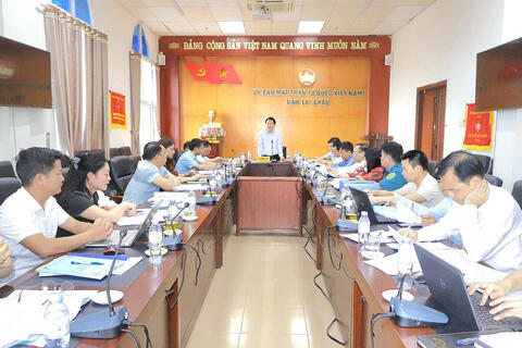 Chủ tịch Ủy ban MTTQ tỉnh Sùng A Hồ duyệt văn kiện Đại hội Đảng bộ các xã Pắc Ta, Nậm Sỏ