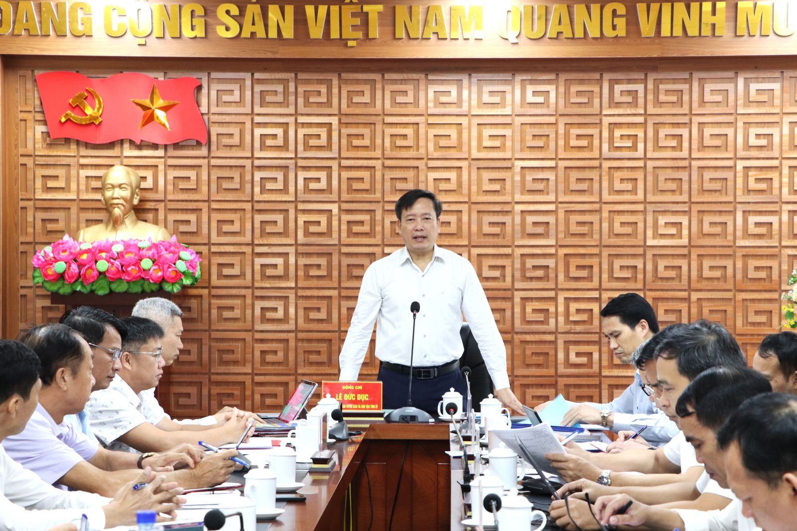 Trưởng Ban Tuyên giáo và Dân vận Tỉnh ủy Lê Đức Dục duyệt văn kiện Đại hội Đảng bộ các xã Nậm Hàng, Mường Mô