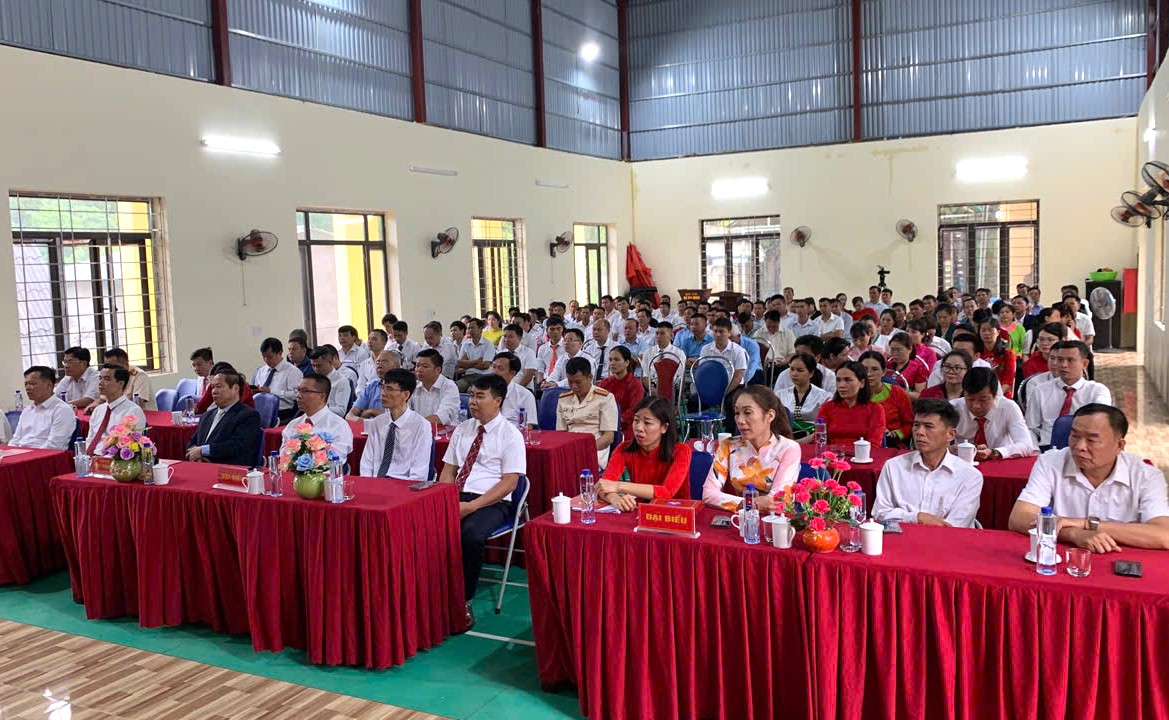 Các đồng chí lãnh đạo UBND tỉnh dự Lễ công bố Nghị quyết của Ủy ban Thường vụ Quốc hội về việc kết thúc hoạt động đơn vị hành chính cấp huyện, sắp xếp các đơn vị hành chính cấp xã; Quyết định thành lập Đảng bộ cấp xã; chỉ định nhân sự cấp ủy, lãnh đạo HĐND, UBND, Ủy ban MTTQ Việt Nam cấp xã tại các điểm cầu các xã