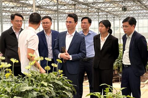 Phó Chủ tịch UBND tỉnh Hà Trọng Hải và Đoàn công tác tỉnh Lai Châu khảo sát các mô hình sản xuất nông nghiệp tại châu Hồng Hà, tỉnh Vân Nam (Trung Quốc)