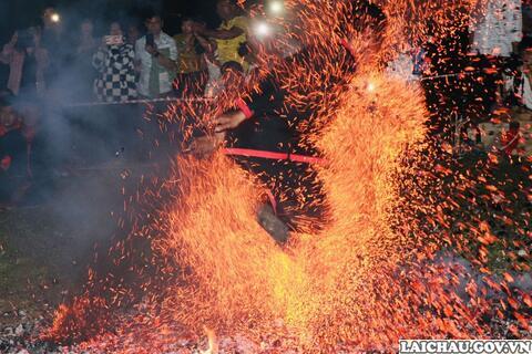 Trình diễn Lễ Nhảy lửa dân tộc Pà Thẻn, tỉnh Tuyên Quang