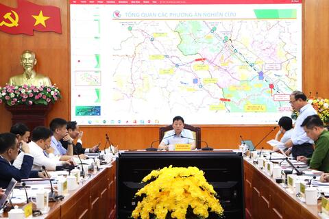 Chủ tịch UBND tỉnh Hà Quang Trung chủ trì Hội nghị công tác chuẩn bị Dự án cao tốc Bảo Hà - Lai Châu (CT.13)