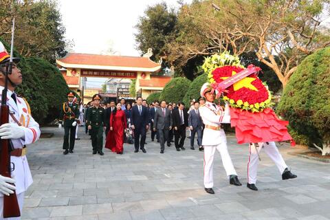 Đoàn đại biểu tỉnh Lai Châu viếng Nghĩa trang Liệt sĩ tỉnh và dâng hoa tại Tượng đài Bác Hồ với đồng bào các dân tộc Lai Châu