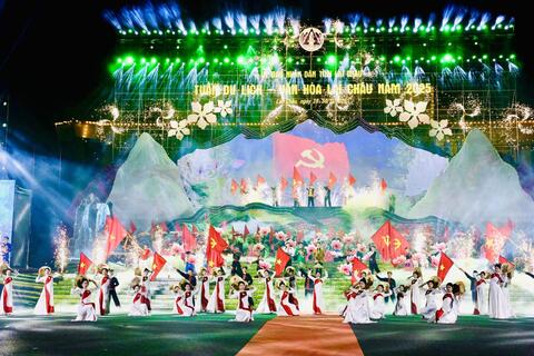 Sắc màu văn hóa tỏa sáng trên quảng trường Lai Châu trong đêm khai mạc Tuần Du lịch – Văn hóa và Giải Marathon Lai Châu lần thứ II, năm 2025