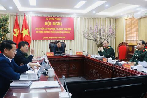 Phó Chủ tịch UBND tỉnh Giàng A Tính tham luận tại Hội nghị trực tuyến toàn quốc về quốc phòng