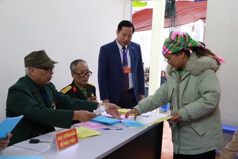 Các đồng chí Ủy ban bầu cử tỉnh kiểm tra công tác bầu cử tại một số xã, phường trên địa bàn tỉnh Lai Châu