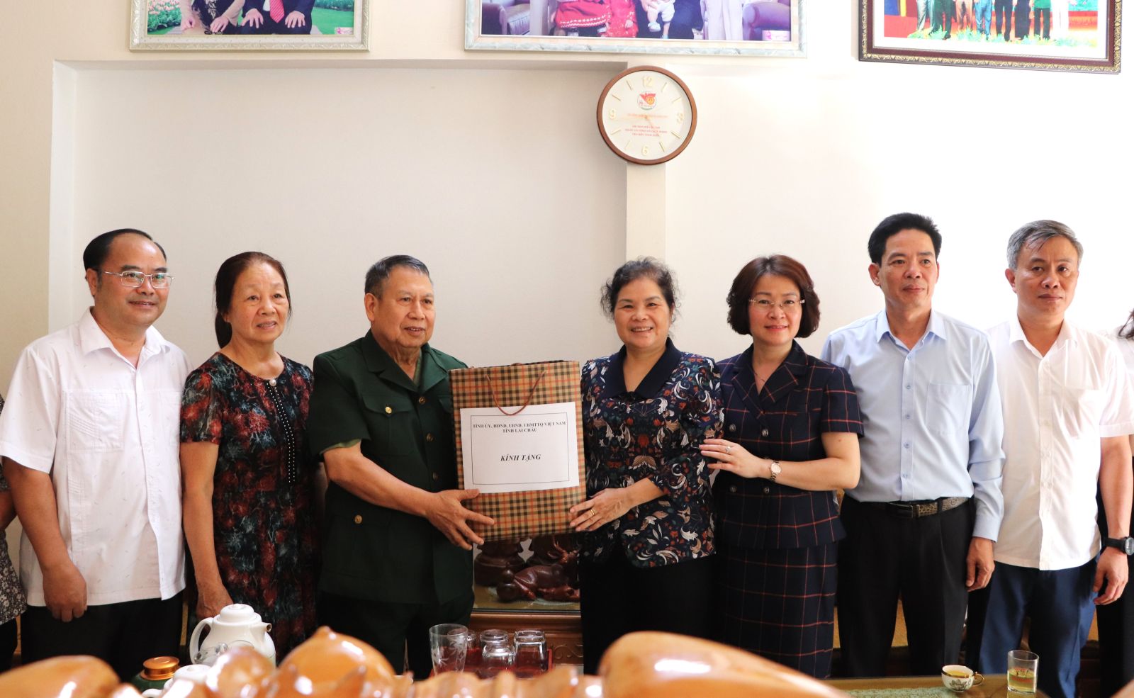 Bí thư Tỉnh ủy Giàng Páo Mỷ thăm, tặng quà, động viên các gia đình chính sách nhân dịp Kỷ niệm 78 năm ngày Thương binh - Liệt sĩ