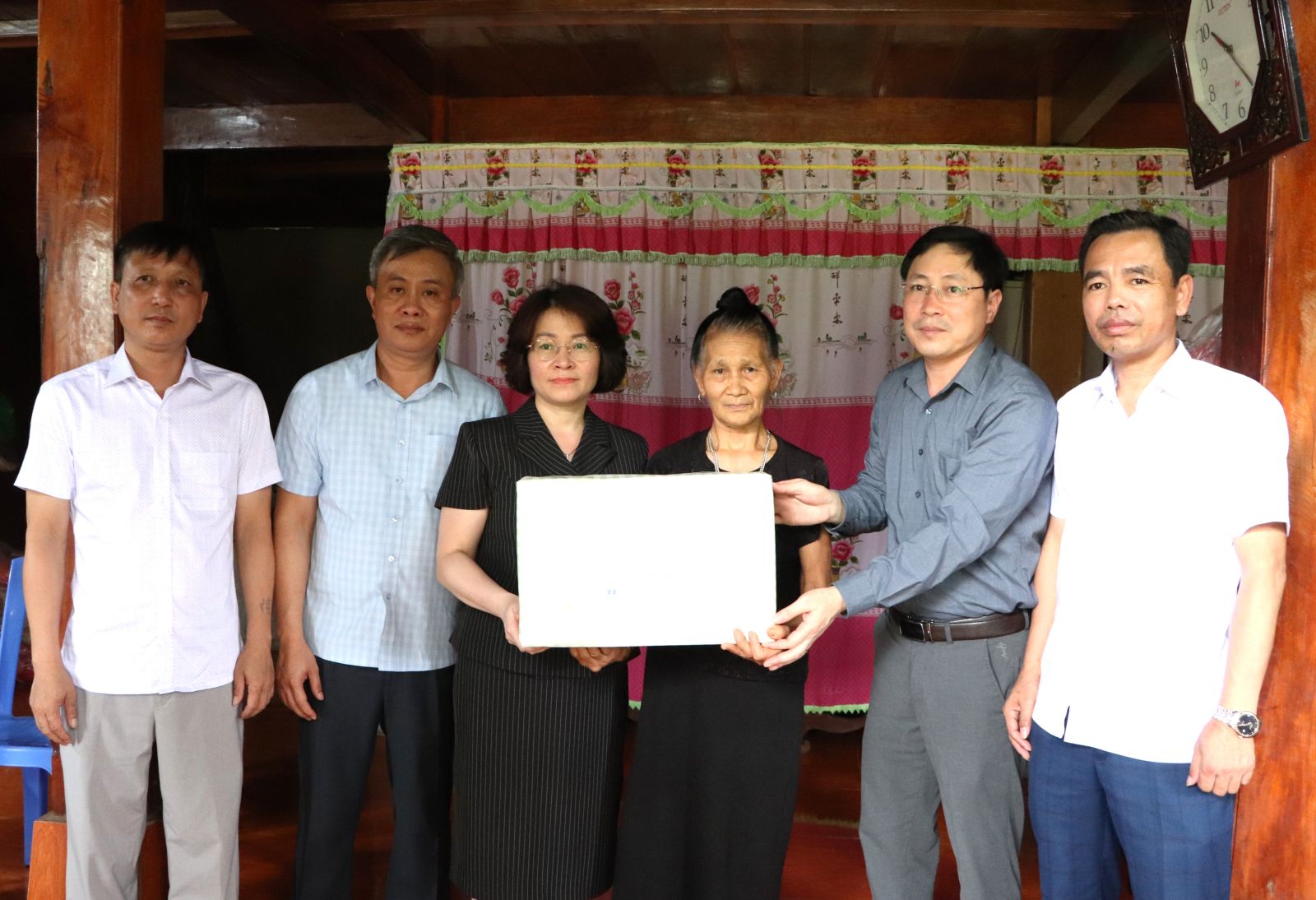 Trưởng Ban Tổ chức Tỉnh ủy Lê Thị Hường và Đoàn công tác thăm, tặng quà gia đình chính sách nhân dịp 78 năm Ngày Thương binh, liệt sĩ 27/7