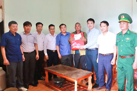 Phó Chủ tịch UBND tỉnh Giàng A Tính thăm, tặng quà các gia đình liệt sĩ tại xã Sì Lở Lầu