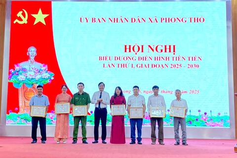 Hội nghị Biểu dương điển hình tiên tiến xã Phong Thổ lần thứ I, giai đoạn 2025 - 2030: 43 tập thể, cá nhân được tặng Giấy khen
