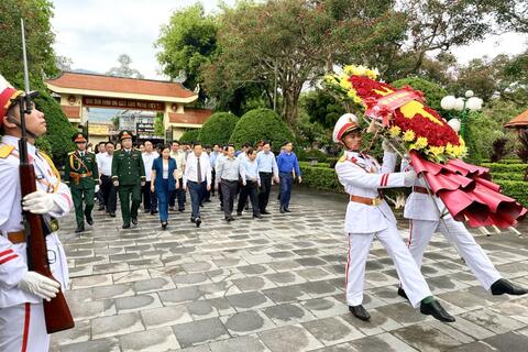 Đoàn đại biểu tỉnh Lai Châu viếng Nghĩa trang Liệt sĩ tỉnh và dâng hoa tại Tượng đài Bác Hồ với đồng bào các dân tộc Lai Châu