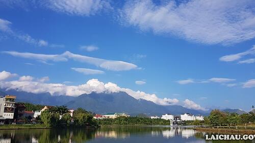 ... với những áng mây lững lờ trôi, phản chiếu xuống mặt hồ trong xanh...