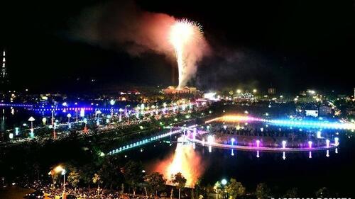 Hồ hạ được chọn là nơi bắn pháo hoa đêm giao thừa.