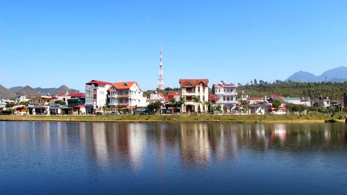 ... đẹp như một bức tranh sơn thủy hữu tình làm cho thành phố Lai Châu đẹp hơn, thơ hơn.