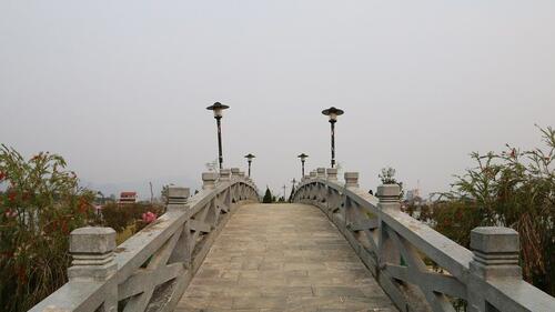 Chiếc cầu lên ốc đảo.
