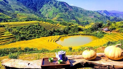 Bản Sin Suối Hồ nằm cách thành phố Lai Châu khoảng 30 km. Đến đây du khách sẽ được ngắm thung lũng đẹp như bức tranh giữa núi rừng...