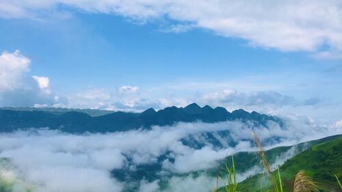 ...nằm yên bình dưới chân núi Sơn Bạc Mây, ở độ cao gần 1.500m.
