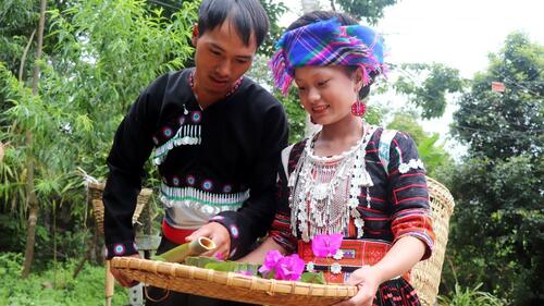 Người dân đã tự pha thảo quả với mật ong rừng để tạo thành loại nước uống đặc trưng. Nước được người dân nơi đây đong bằng ống tre và cốc đựng nước cũng được làm bằng ống tre.