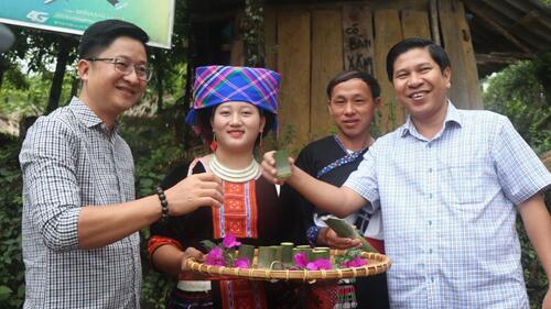Du khách thưởng thức và chụp ảnh lưu niệm cùng với người dân.