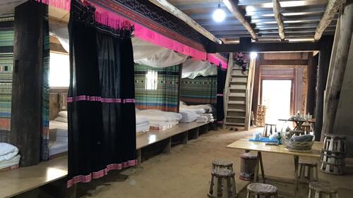 Các homestay được trang trí mang đậm bản sắc dân tộc của người dân và rất gọn gàng, sạch sẽ, mang lại cảm giác ấm cúng cho khách đến thăm quan, nghỉ lại. 