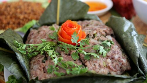 Thịt lợn băm gói lá nướng của người Thái rất đơn giản. Nguyên liệu chỉ là phần thịt vai có cả nạc và mỡ, kết hợp với các gia vị đặc trưng, rau thơm. Khi được nướng trên than hồng thơm phức thì ăn một lần là ấn tượng.