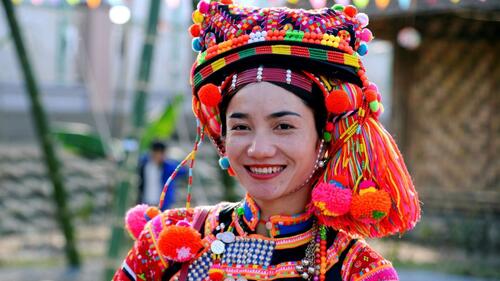 Phụ nữ Hà Nhì rạng rỡ bên trang phục truyền thống.