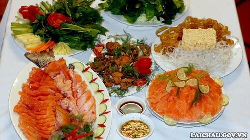 Sau khi tham quan, du khách có thể thưởng thức ẩm thực với nhiều món ăn phong phú và đa dạng, đặc trưng của Tây Bắc. Du khách không thể bỏ qua các món chủ đạo được chế biến từ cá hồi Lai Châu ngay tại nhà hàng ở đây.