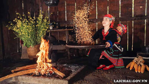 Vẻ đẹp của người phụ nữ Mông trong cuộc sống sinh hoạt hàng ngày.