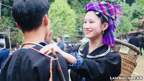 Trang phục phụ nữ Mông Đen sử dụng gam màu đen là chủ đạo nhưng vẫn kết hợp với hình hoa văn, hoạ tiết ở hai ống tay và phối với “lăng” là chiếc thắt lưng, khăn đội đầu màu sặc sỡ khiến bộ trang phục vẫn rất nổi bật.