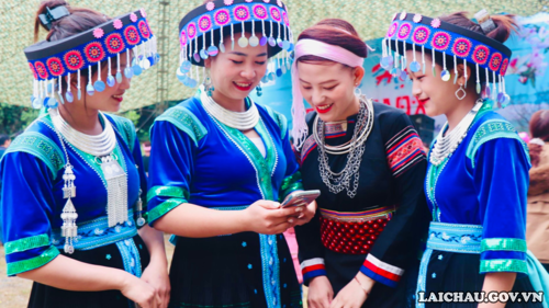 Mỗi dịp Lễ hội, các cô gái người Mông cùng nhau trò chuyện vui vẻ...