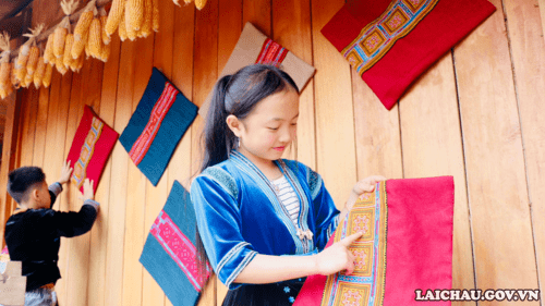 Trẻ em người Mông xinh đẹp và đáng yêu trong trang phục truyền thống cùng giới thiệu về nét đẹp văn hoá của dân tộc mình.