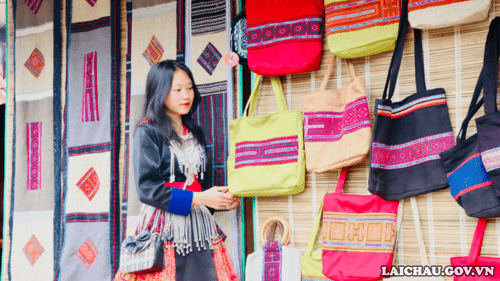 Đối với dân tộc Mông, bộ váy được trang trí đẹp còn là thước đo tài năng của người phụ nữ.
