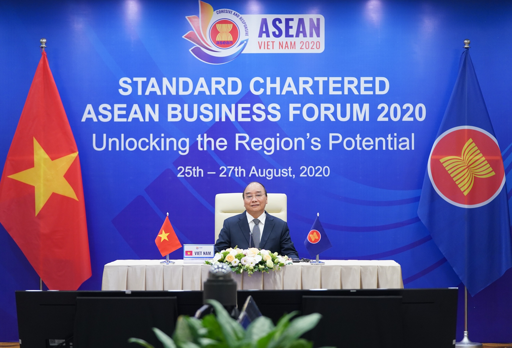 Hợp tác kinh tế ASEAN: Nhờ sự hợp tác chặt chẽ trong khu vực, ASEAN đã trở thành một trung tâm kinh tế có uy tín toàn cầu. Các quốc gia thành viên đã cùng nhau thực hiện các chính sách thúc đẩy các hình thức hợp tác kinh tế khác nhau, từ tự do thương mại đến đầu tư và kết nối hạ tầng. Bức ảnh kèm theo sẽ cho bạn thấy được những dấu ấn của sự hợp tác kinh tế ASEAN trên khắp khu vực này.