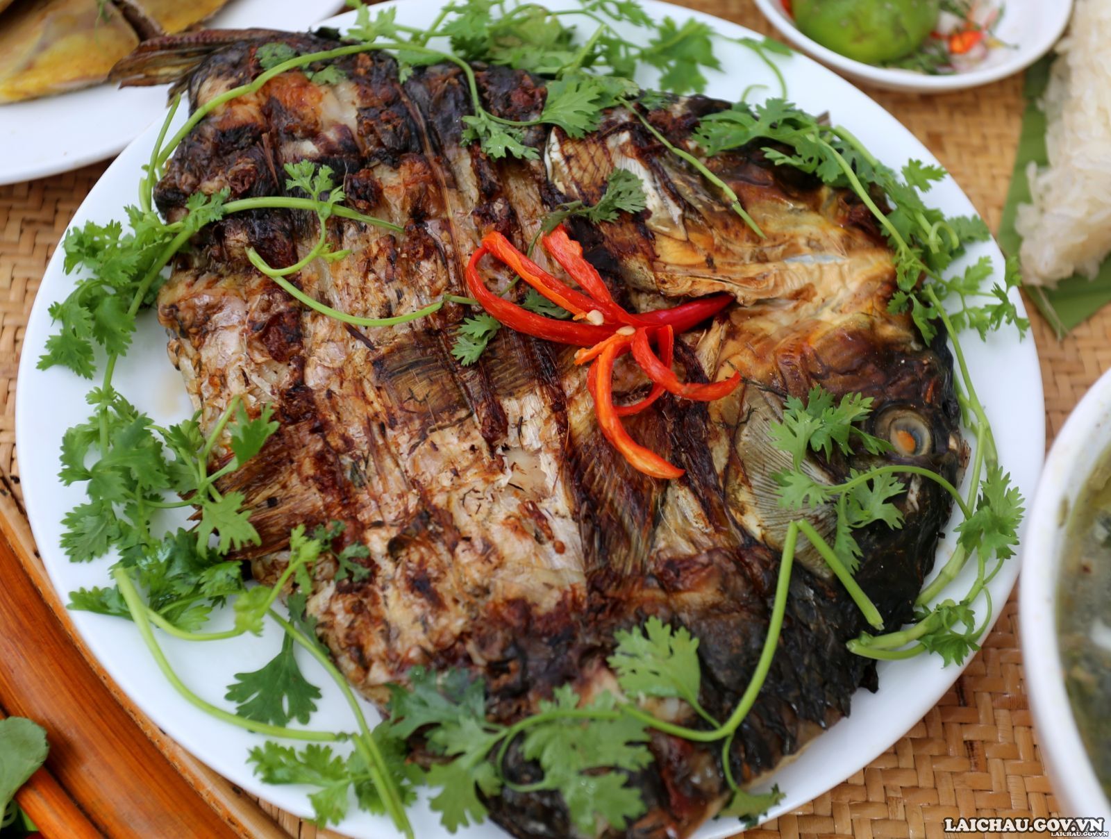 Cũng là món cá nướng, nhưng món cá nướng của người Thái Lai Châu hấp dẫn bởi cách tẩm ướp cầu kỳ với các loại gia vị đặc trưng. Ngoài những gia vị không thể thiếu trong quá trình tẩm ướp như muối, mì chính, bột canh thì món ăn này sử dụng các loại rau gia vị như hành củ, hành lá, rau húng, sả, ớt... và đặc biệt là phải có mắc khén.