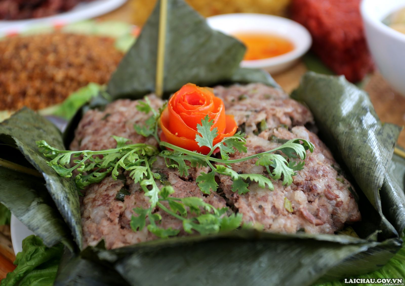 Thịt lợn băm gói lá nướng của người Thái rất đơn giản. Nguyên liệu chỉ là phần thịt vai có cả nạc và mỡ, kết hợp với các gia vị đặc trưng, rau thơm. Khi được nướng trên than hồng thơm phức thì ăn một lần là ấn tượng.