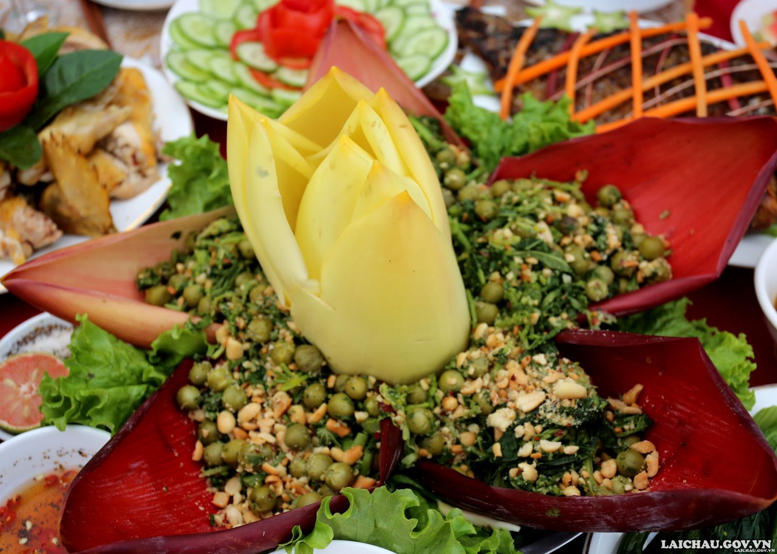 Người Thái ở Lai Châu rất tài tình trong chế biến món ăn. Chính vì vậy một loại hoa đắng ngắt như hoa đu đủ bị nhiều người bỏ đi lại có thể trở thành món nộm lạ miệng. Nộm hoa đu đủ với rau sắn và cà rừng là món ăn dân giã nhưng rất ngon và hấp dẫn.