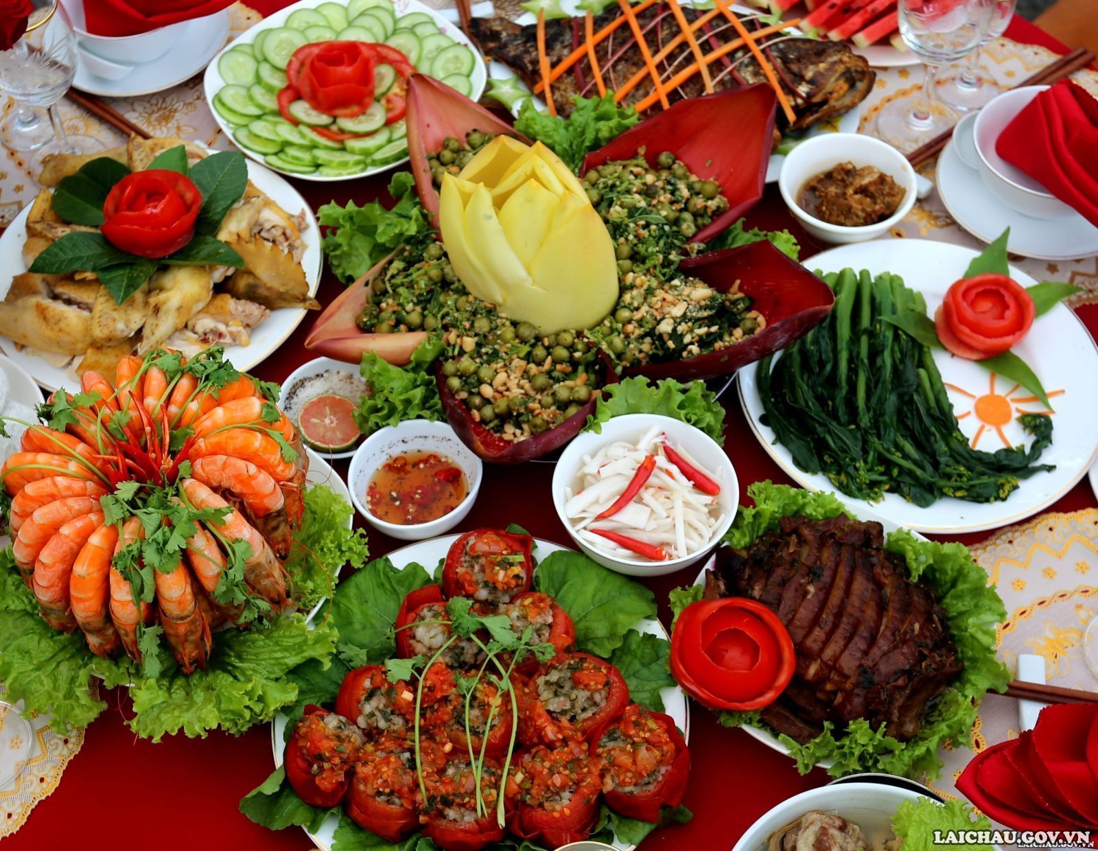 Và đến với Lai Châu, du khách cũng sẽ được thưởng thức nhiều món ăn được chế biến cầu kỳ, tinh tế và hấp dẫn. Nhiều thực khách ăn xong nhớ mãi và mong muốn được quay trở lại để thưởng thức thêm một lần nữa những hương vị của núi rừng.