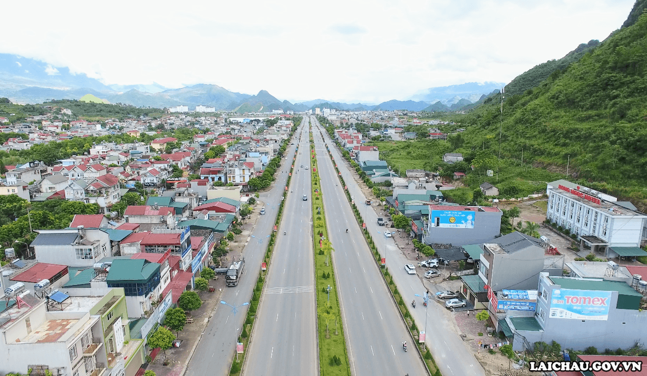 Đường 58m là trục chính phát triển đô thị thành phố Lai Châu. (Ảnh: Thu Hoài)