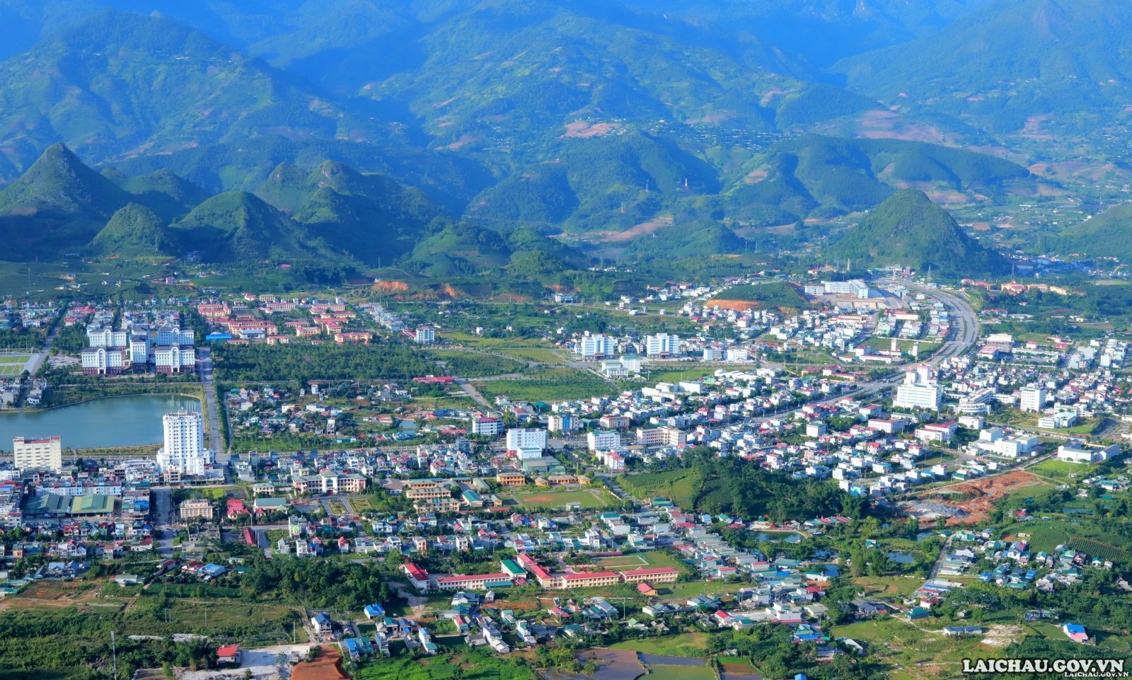 Thành phố Lai Châu là trung tâm tỉnh lỵ Lai Châu nằm trong vùng có độ cao lớn nhất cả nước, đồng thời nằm giữa 2 dãy núi lớn là Hoàng Liên Sơn (phía đông) và Pu Sam Cáp (phía tây) dọc theo Quốc lộ 4D nên có khí hậu mát mẻ quanh năm, luôn sẵn sàng chào đón du khách. (Ảnh: NTA)