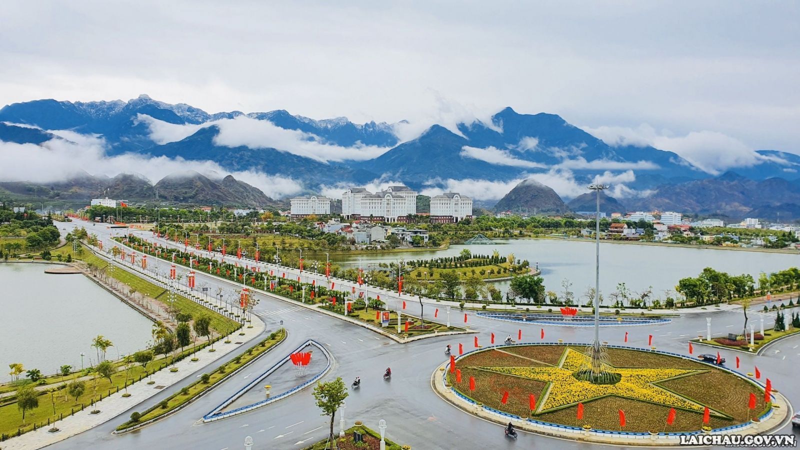 Thành phố Lai Châu nổi bật lên giữa những dãy núi trùng điệp, được bao phủ bởi những đám mây trắng tinh khôi.