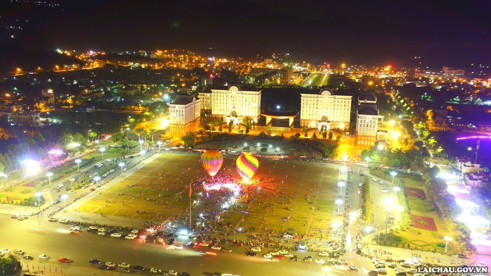 Quảng trường Nhân dân tỉnh Lai Châu là nơi diễn ra nhiều sự kiện chính trị, văn hoá quan trọng được đông đảo Nhân dân đến xem. (Ảnh: Đặng Hưng)
