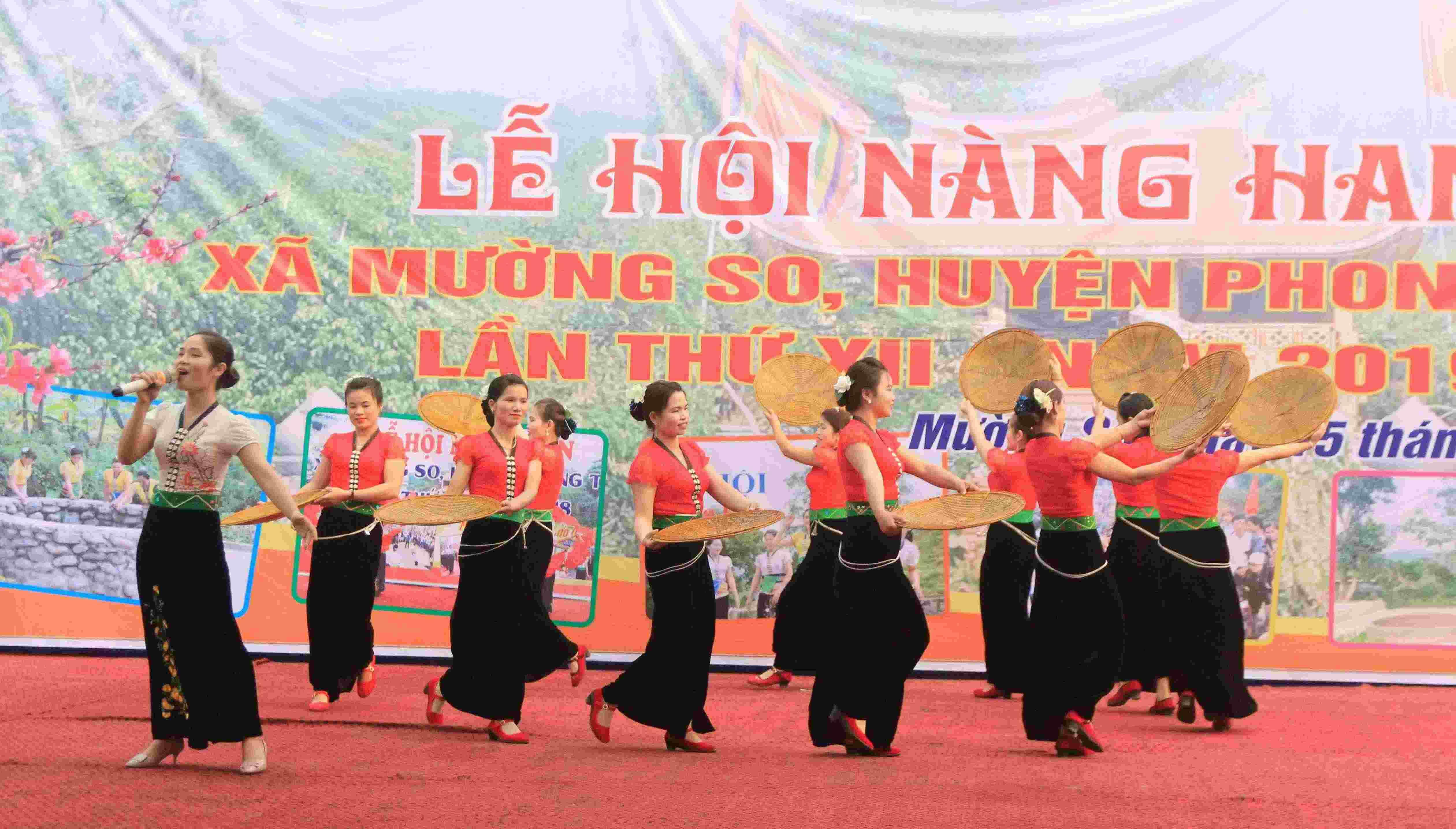 Giao lưu văn nghệ trong lễ hội Nàng Han.