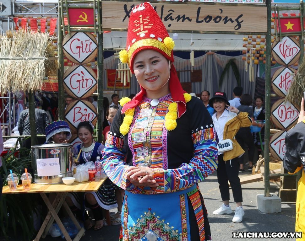 Người dân tộc Dao ở Lai Châu gồm nhiều ngành, nhóm khác nhau như: Dao tiển, Dao đỏ, Dao quần chẹt, Dao khâu... Nên trên mỗi bộ trang phục đều mang vẻ đẹp riêng làm cho phụ nữ khi diện trang phục dân tộc trở lên cuốn hút, rạng ngời. 
