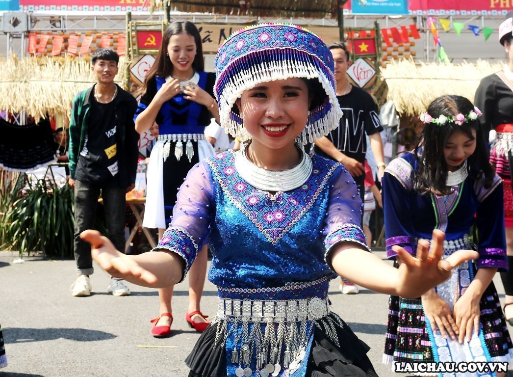 Thiếu nữ Mông tự tin biểu diễn bài múa của dân tộc trong lễ hội... 
