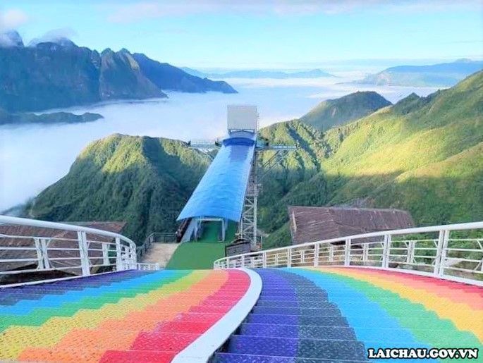 Các bậc thang từ cầu kính để đi lên Khu du lịch phía trên đỉnh núi được sơn màu sắc rực rỡ và được gọi là "Cầu vồng tình yêu".
