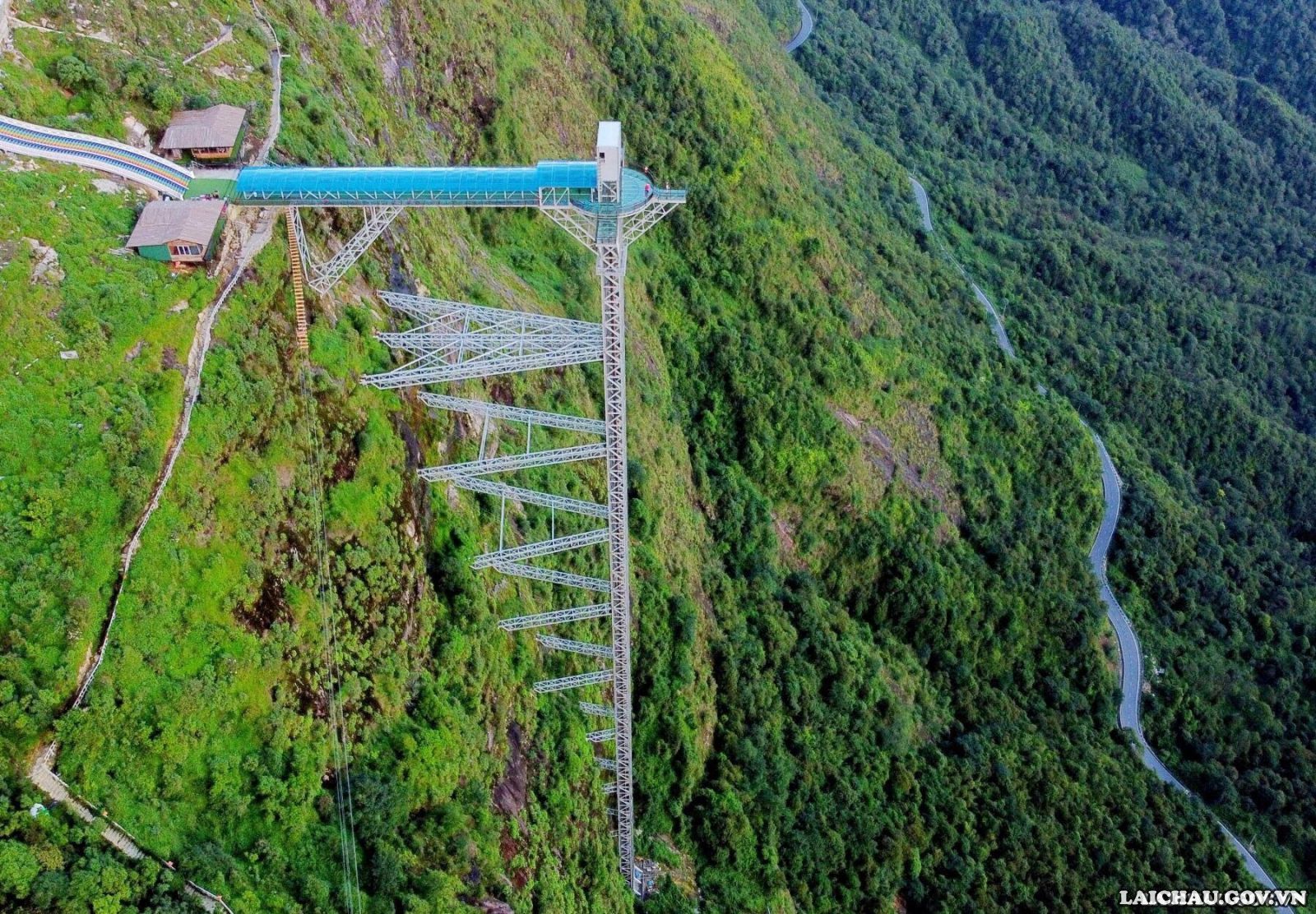 Để lên được cầu kính Rồng Mây, du khách sẽ được đi thang máy với độ cao 300 m, trong đó khoảng 80 m thang máy đi trong lòng núi. (Ảnh: Trung Kiên)