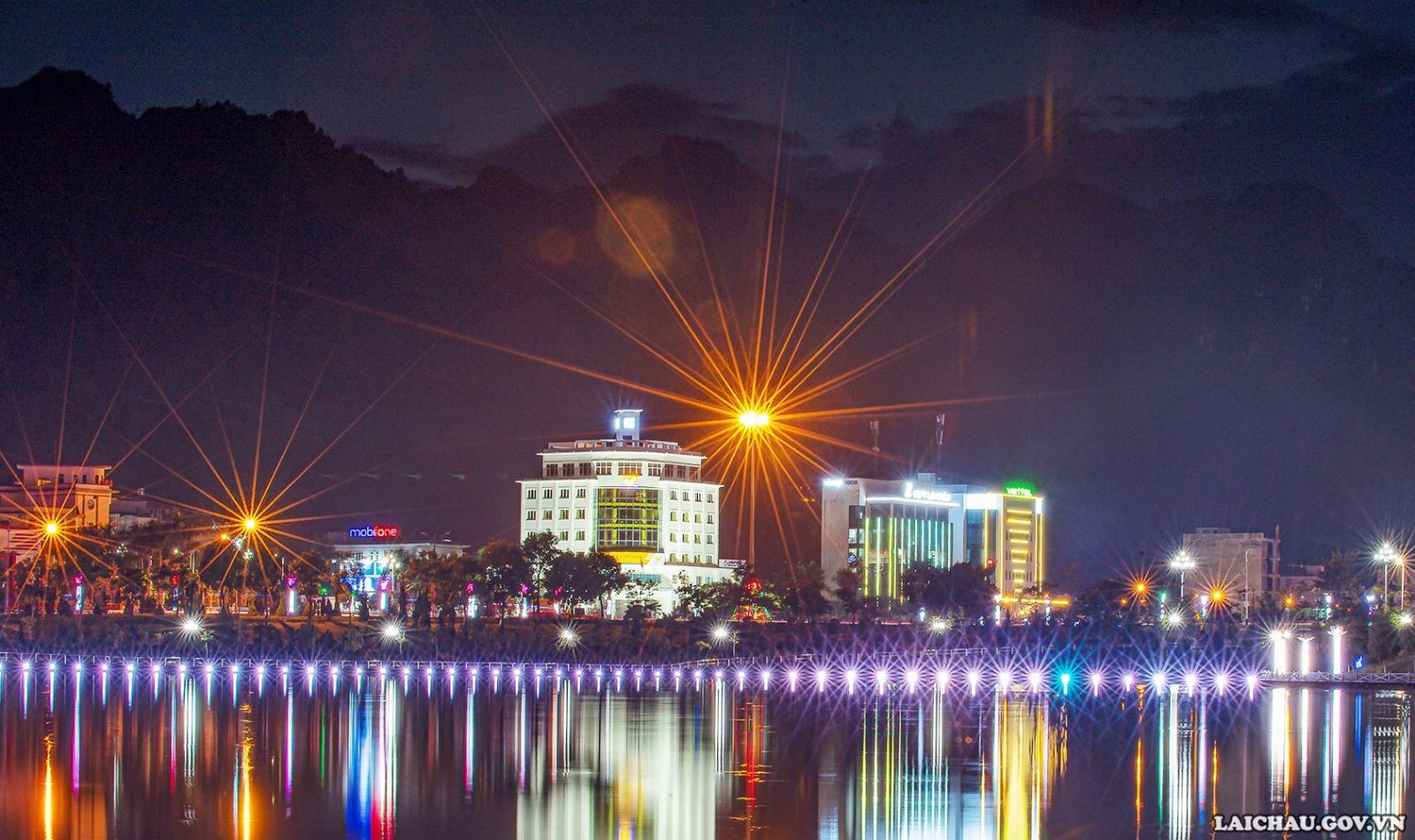 Khi thành phố lên đèn sáng rực một góc hồ Hạ, tạo lên bức tranh sơn thủy hữu tình. (Ảnh: Bùi Tiến Dũng)