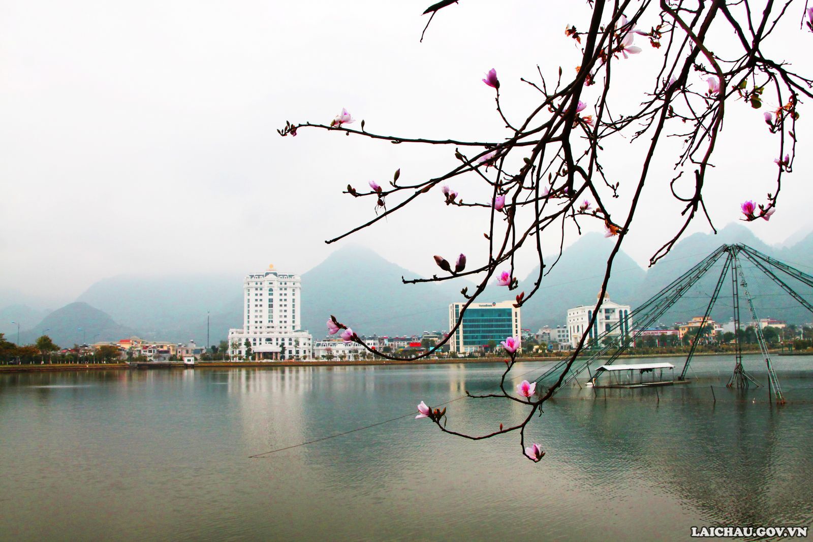 Còn chần chừ gì nữa mà không xách ba lô lên và đi đến Lai Châu để có những bức ảnh đẹp nhất với hoa ban.