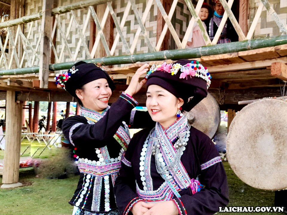 Phụ nữ Lào đẹp rạng ngời trong trang phục truyền thống. (Ảnh: Kim Anh)