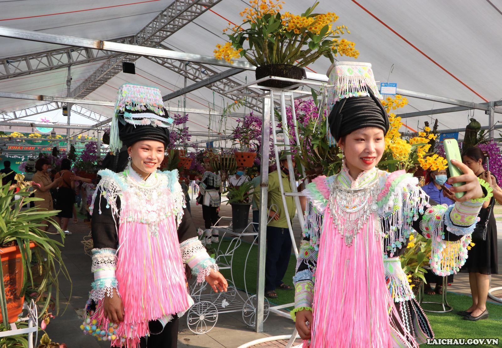 Các cô gái dân tộc Dao cùng ghi lại những khoảnh khắc đẹp khi đi chơi lễ hội... (Ảnh: Kim Anh)